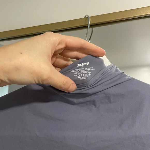 Skims mock neck long-sleeve top in a periwinkle size medium - Picture 4 of 6